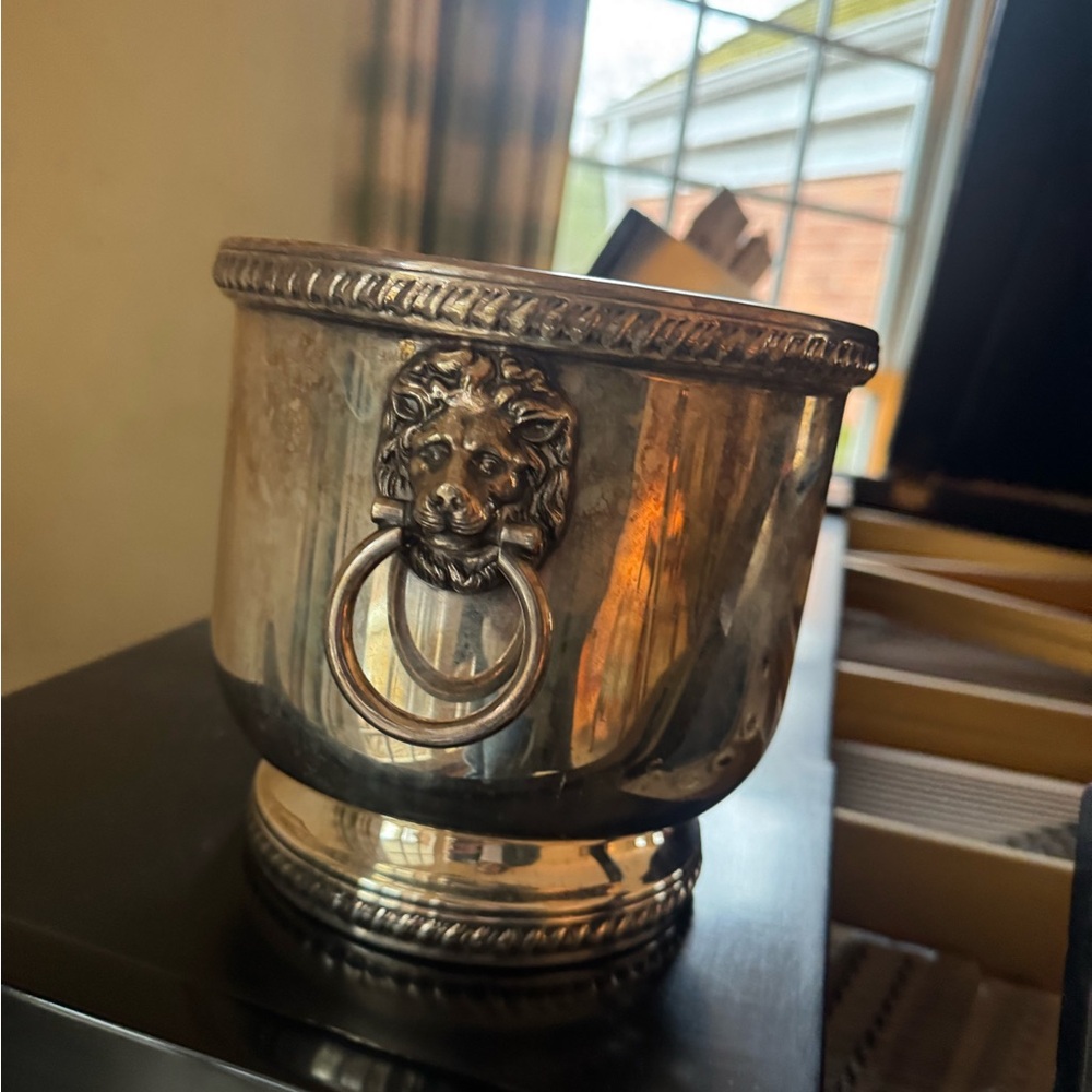 Silver plated Lion Head Ice Bucket planter vase - Picture 5 of 9